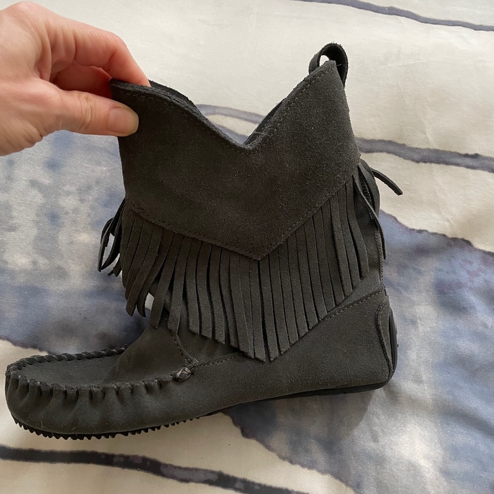 Minnetonka Fringe Ankle Boots in Grey Size 8